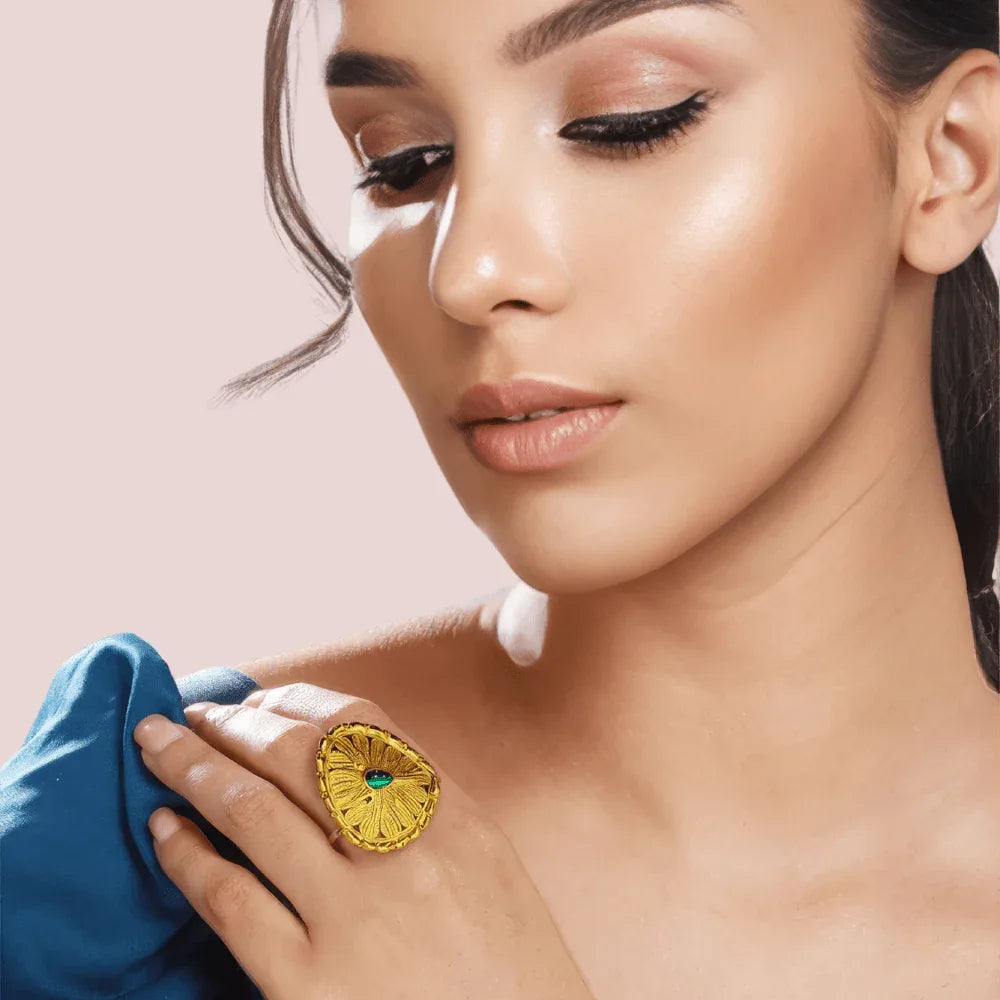 Gold-Plated Sunburst Ring with Green Gemstone Veloura Intimate