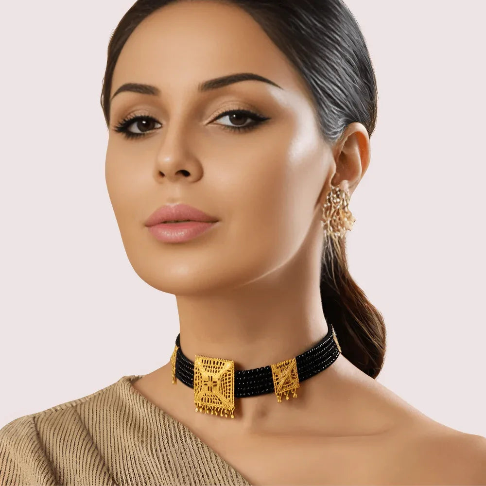 Traditional Gold-Plated Black Beaded Necklace with Square Pendant Design Veloura Intimate